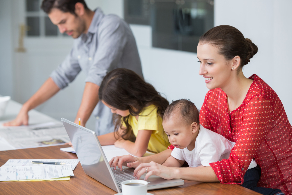 Trabajador y familia representando la asignación familiar en MYPE