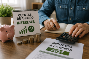 Persona revisando los intereses de una cuenta de ahorro y su tratamiento tributario
